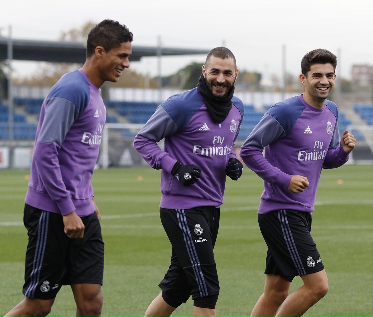 Benzema's tweet photo. Muy bien rodeado con mis franceses. Sigue así Enzo. #HalaMadrid !!! @realmadrid @raphaelvarane https://t.co/YVKyppgLth