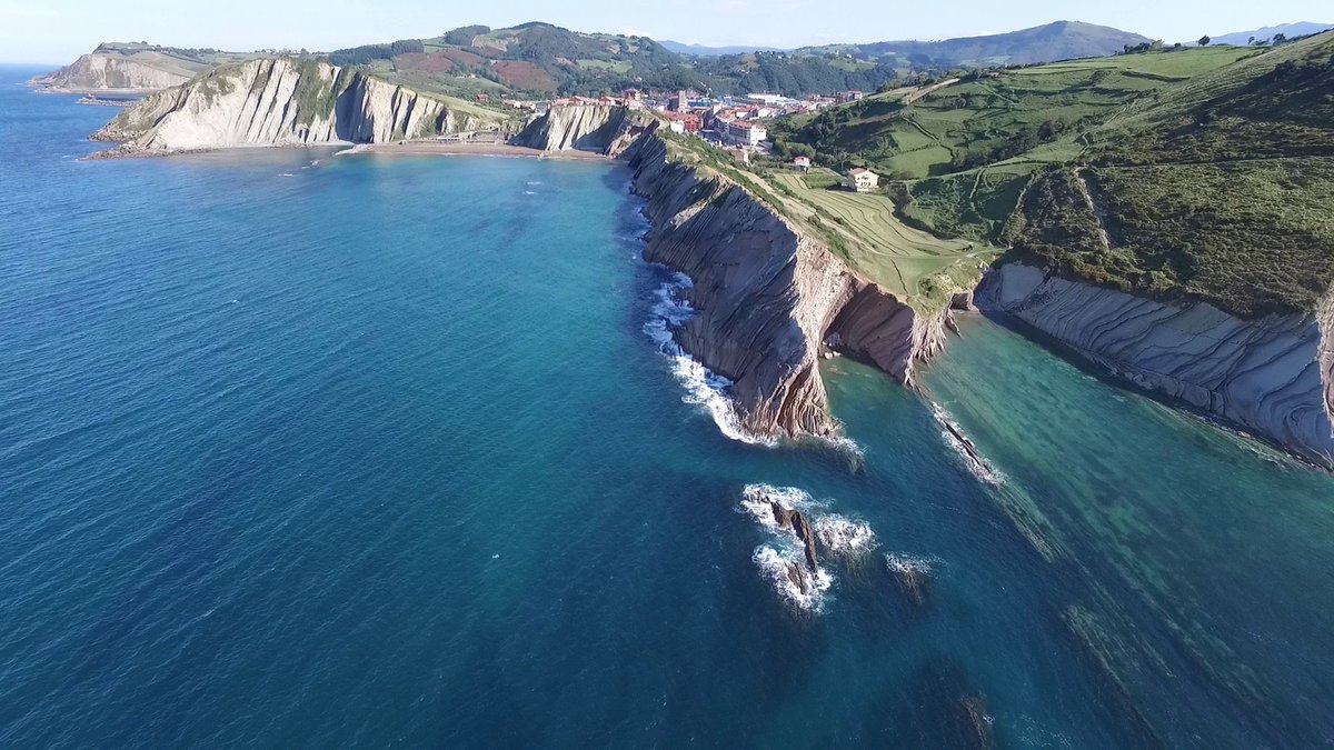comf3aqui's tweet photo. La côte @PaysBasque64 vue par le drone Cap Sud Ouest : dimanche 12H55 @F3Aquitaine @F3euskalherri @Paysbasquenet @SO_Paysbasque @P_Basque https://t.co/jGhuj4zBlC