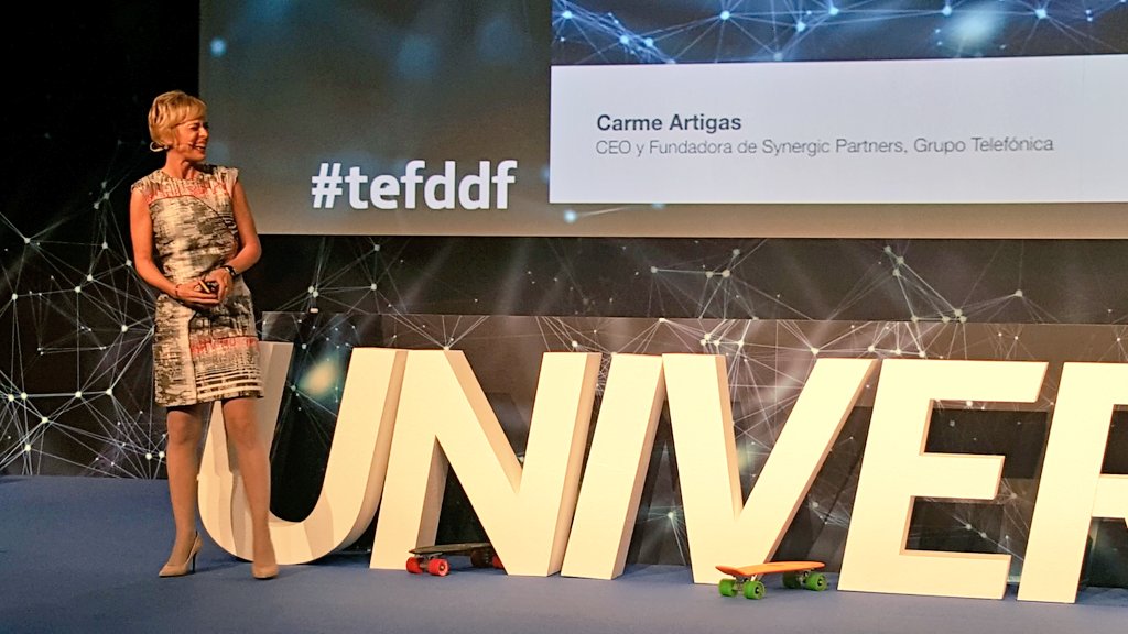 LuisLepe's tweet photo. "empatia, pasion, creatividad e imaginacion, cuatro cualidades humanas que no se pueden digitalizar" @carmeartigas en #tefddf https://t.co/lg4eWjD2Fy