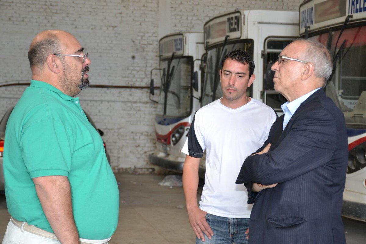 TWMunicipalidad's tweet photo. #AhoraTrelew El sec de Gobierno Eduardo Maza recorriendo la empresa "El 22" https://t.co/7z9vLHTRTA