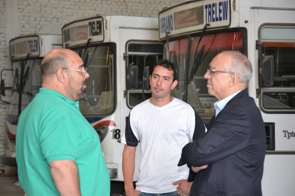 TWMunicipalidad's tweet photo. #AhoraTrelew El sec de Gobierno Eduardo Maza recorriendo la empresa "El 22" https://t.co/7z9vLHTRTA