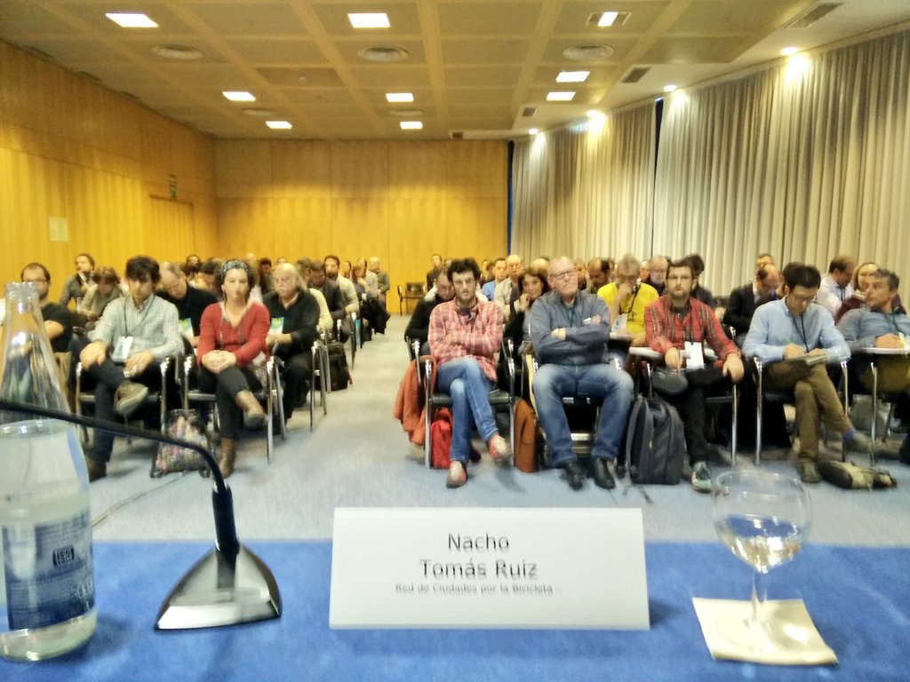 NachoTomas's tweet photo. Lleno absoluto en #ST8 (La Bicicleta necesita un Plan Estatal) de #CONAMA2016 La foto está borrosa porque me tiembla el pulso... ¡GRACIAS! https://t.co/smZKS90voe