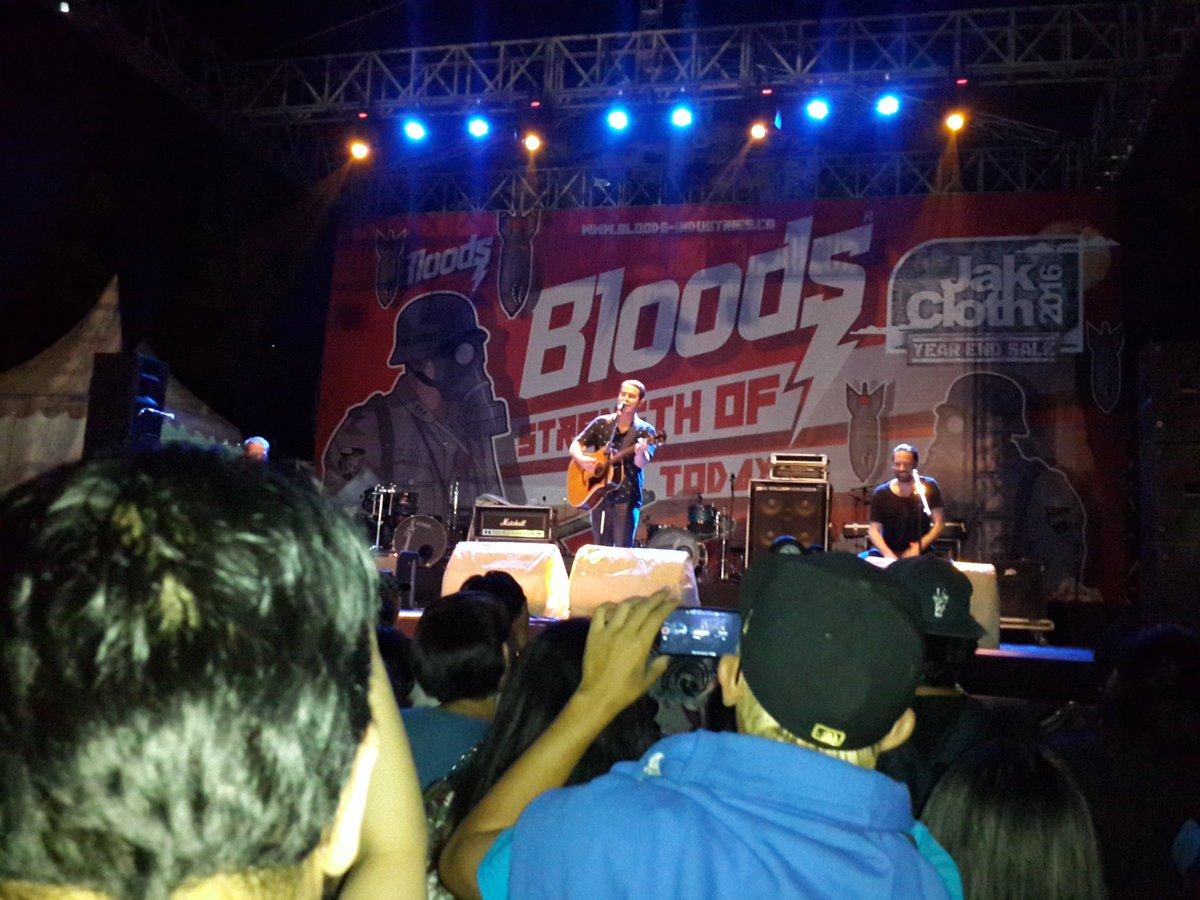 Accoustic set! Love it to the sky!