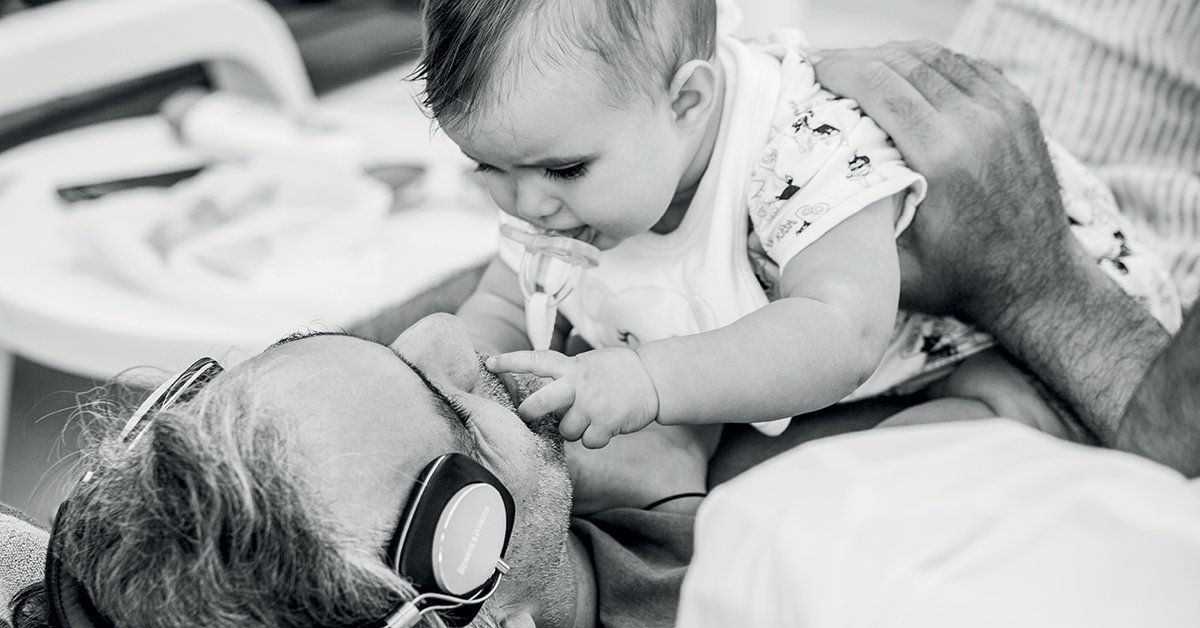 AndreaBocelli's tweet photo. I've sung for my daughter Virginia since she was conceived. She loves music and she always calms down when I sing. #TBT #throwback https://t.co/N9teaTVH0R