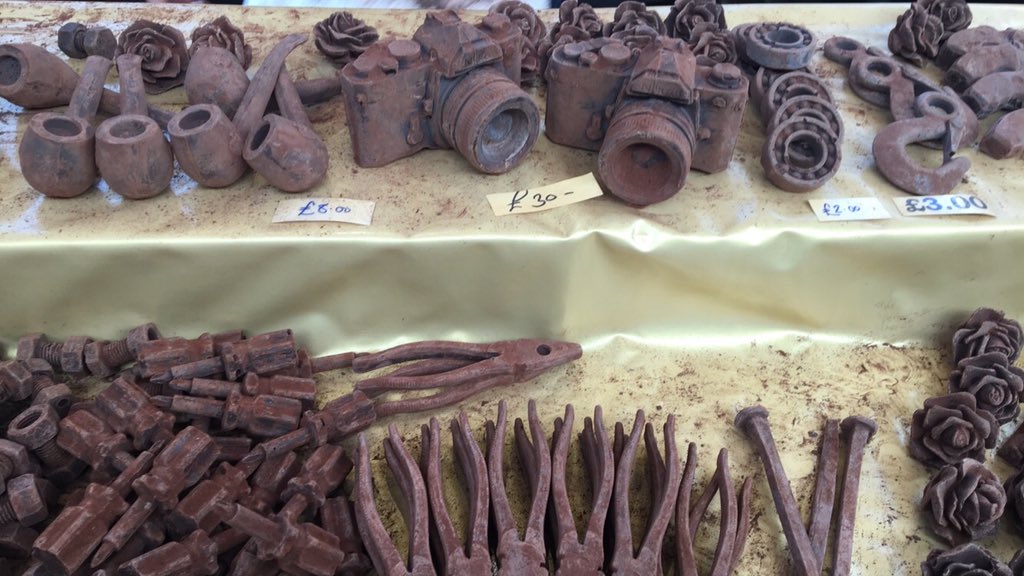 This is amazing, you wouldn't believe it's chocolate! #italianchocolate #chocolatecarving #chocolate