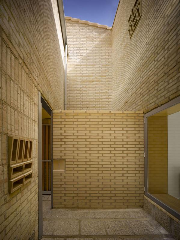 Speedmaster72's tweet photo. El ladrillo en la obra de Luis Martínez Santa-María. Porque "incluso un ladrillo quiere ser algo más" (L. I. Kahn)
#JuevesDeArquitectura https://t.co/algXR1dBRu