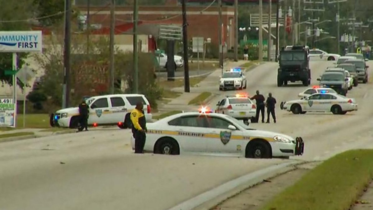 #BREAKING Robber takes hostages at Florida bank bit.ly/2gbVMCx https://t.co/4TDjKU3KLL