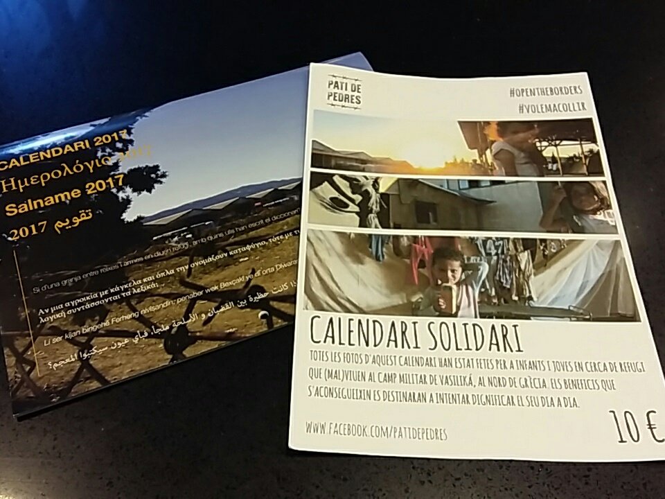 A partir d'avui els podeu comprar a <a href="/ElSafareig_/">El Safareig</a> <a href="/patidepedres/">Pati de pedres</a> #opentheborders #volemacollir 
Calendari solidari