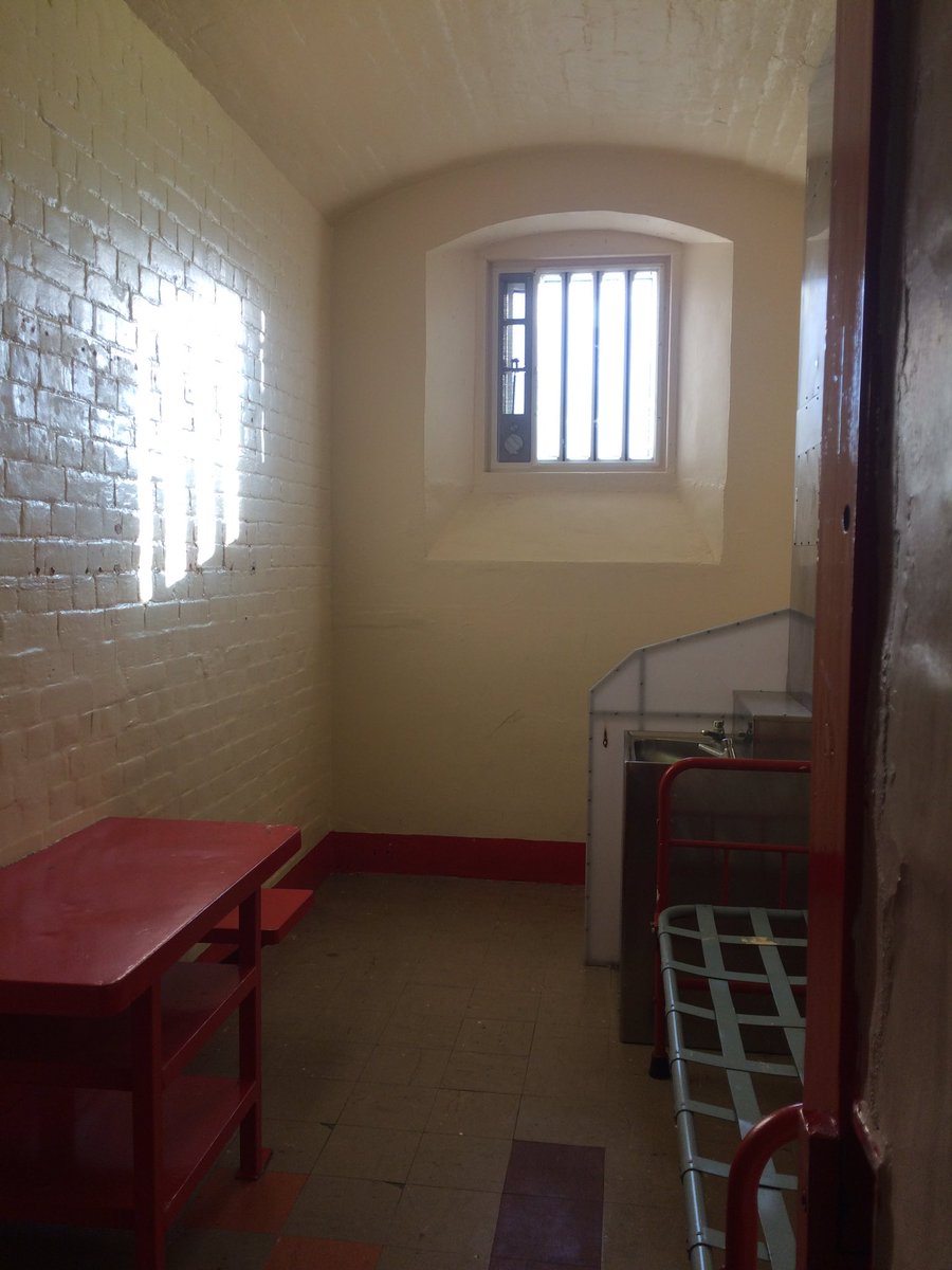 Estella035's tweet photo. From the depths of Reading Gaol... #InsideHMPReading #OscarWilde https://t.co/DHE5rmZNrs