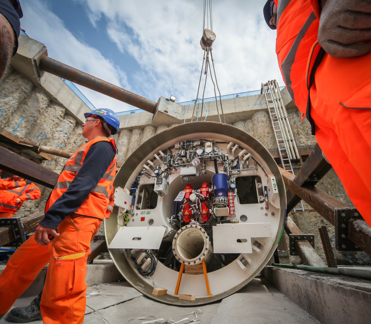 GHDspeaks's tweet photo. Celebrating #TunnelDayUK @BTSYM with the impressive TBM launch #ElanValleyAqueduct @stwater @Barhaleplc @NMConstruction https://t.co/fJdwEDbnSr