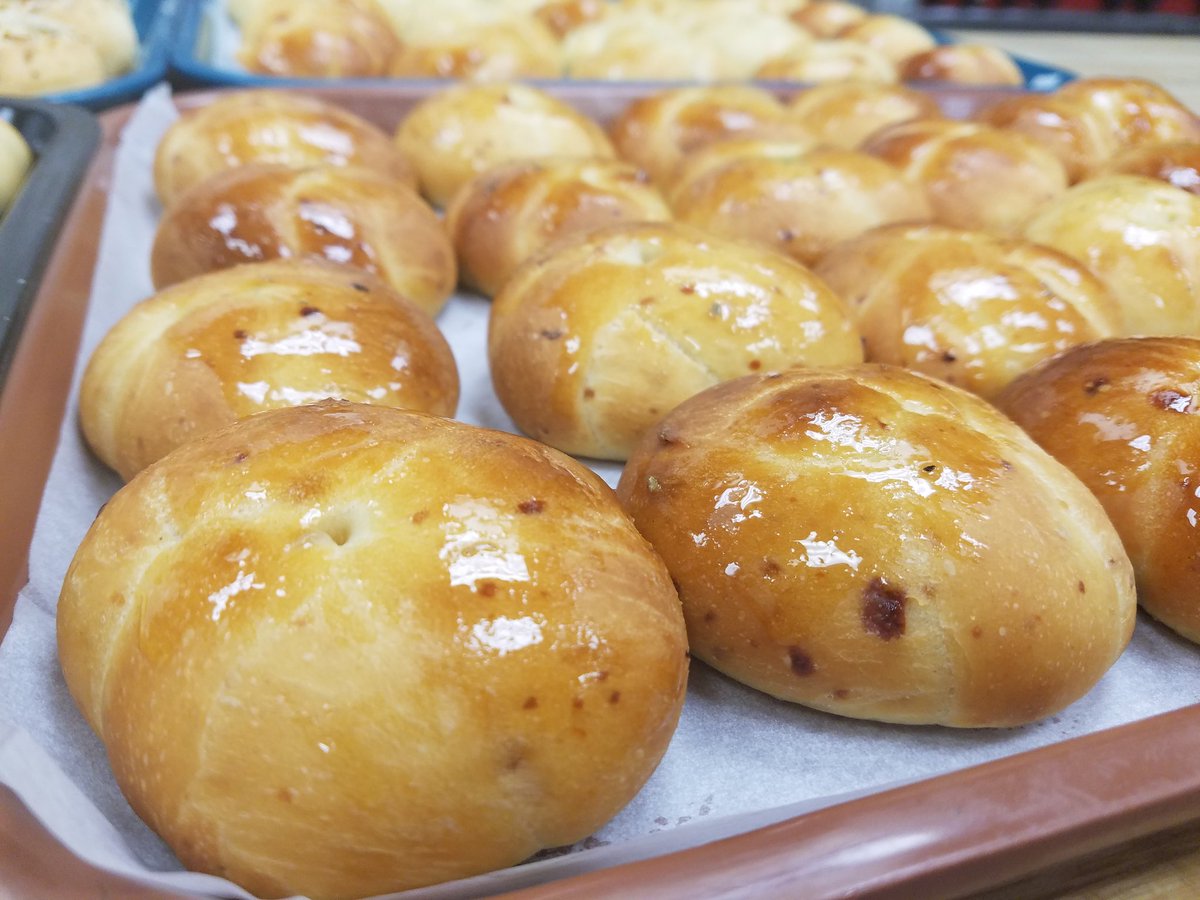 MlecCulinary's tweet photo. Jalapeño cheddar cornbread, parmesean rolls, and tomato-parmesean foccacia- today's breads will leave you wanting more! #MLECCulinary https://t.co/XVUMEu3XV0