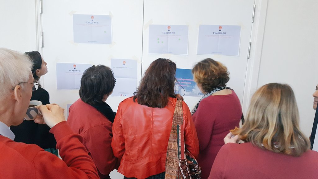simonevvugt's tweet photo. Hoe gaat het GGD innovatienetwerk in 2017 eruit zien?? Stickeren maar! @GGD_GHOR  #iedereendraagtrood  #AIDSDay2016 https://t.co/7i3xG4n3Af