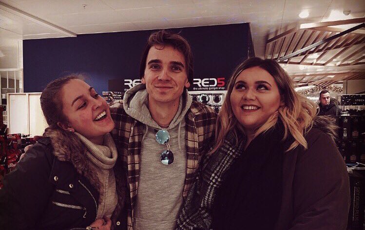 UpdatedJoeSugg's tweet photo. Joe with some viewers yesterday! https://t.co/k1AME5Ou2s