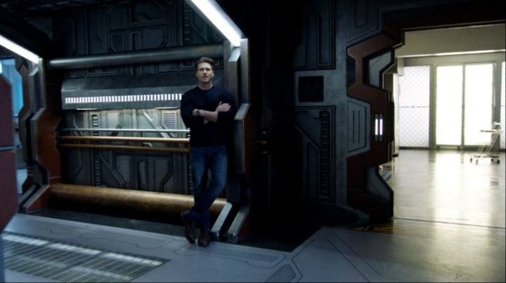 chrstnlbno's tweet photo. FINALLY! STEEL HAS ARRIVED! (I'm more psyched to see him in his suit though.) #spoilers #CWCrossover #ThreeOfFour https://t.co/dWv4uBGWiq