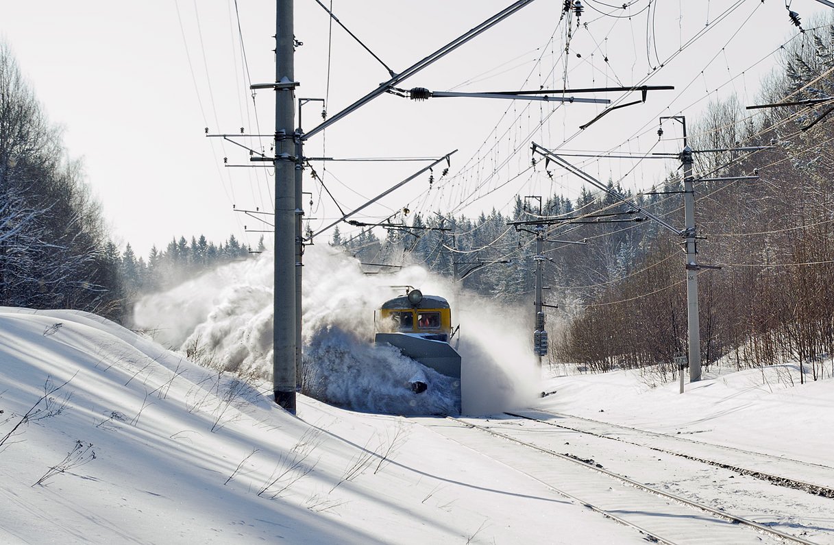 Поезд снежные заносы. Поезд зимой. Железная дорога снег. Сугробы на железной дороге. Железная дорога зимой.