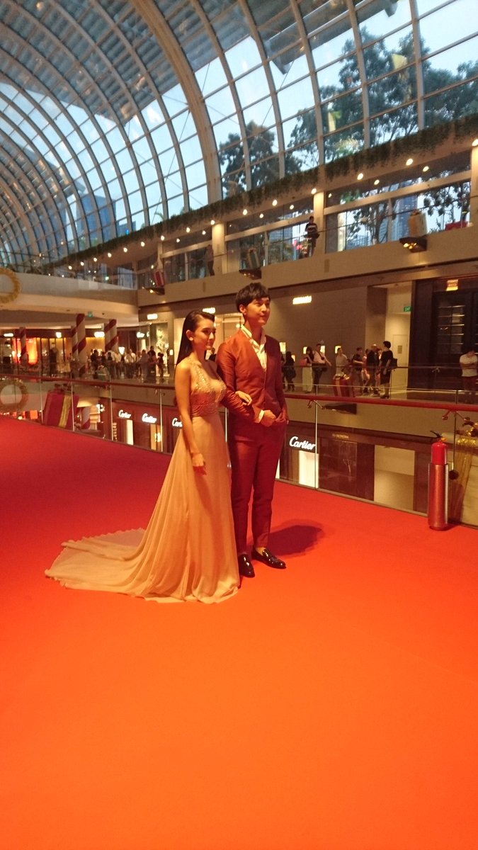 bloodyber's tweet photo. #hongling and #jeffreyxu looking splendid at the red carpet at Singapore Film Festival tonight #SGIFF2016 https://t.co/2PqaIMotMf