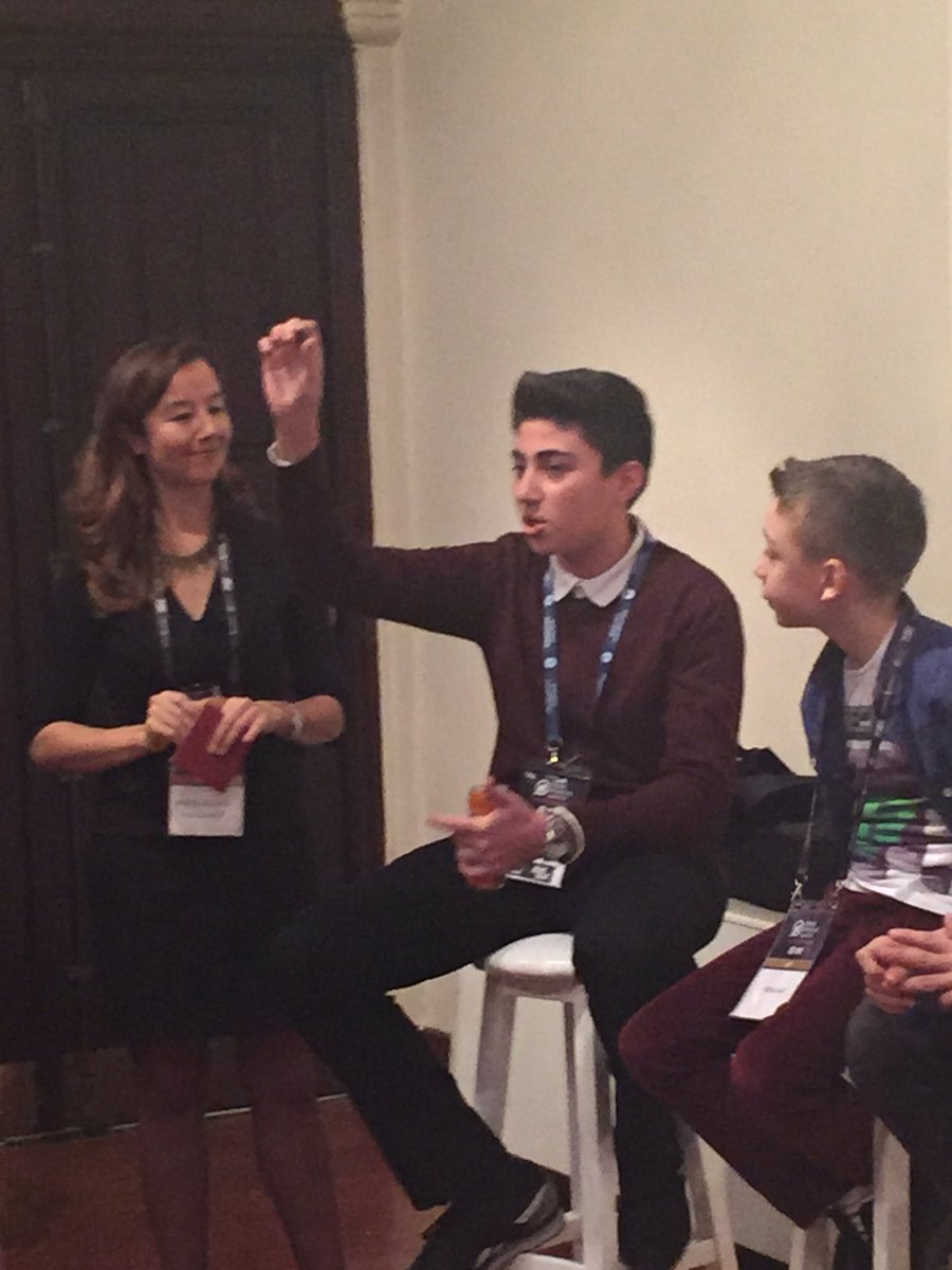 ekutan's tweet photo. Sarp lise 2'de kendi kucukcuk uydusunu yapmis :) gunesteki patlamalari inceliyor bu mikro uydu #MakersTurkiye #DigitalAnalyticsSummit16 https://t.co/nTiI0mBmGC