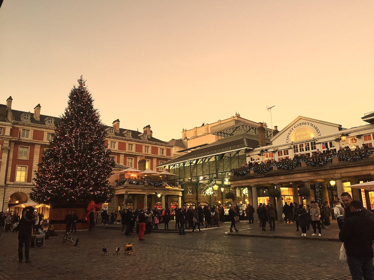 We can't complain about the view: Covent Garden is looking glowing #coventgardenchristmas #festivemood #goldenhour