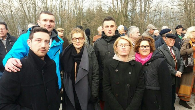 SD_CRNAGORA's tweet photo. Povodom 75 godina Pljevaljske bitke, Omladina SD Pljevalja položila je vijenac na spomeniku palim borcima na Stražici #OSDPV https://t.co/DQq2GQTK0o
