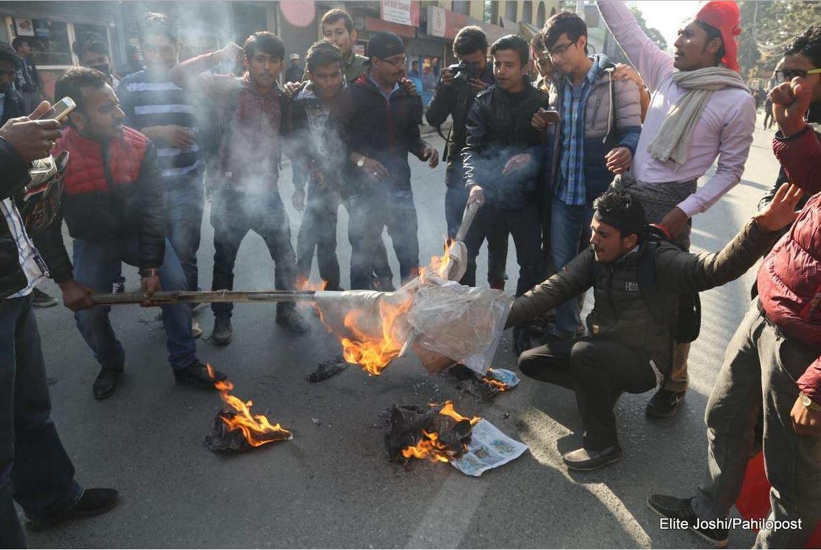 आज तपाईंले सडकमा बालेको आगोले १० वर्षपछि तपाईंलाई नै पोल्छ। कृपया, हिंसा प्रवर्धन नगरिदिनोस्! (फोटो: Elite Joshi, pahilopost.com)