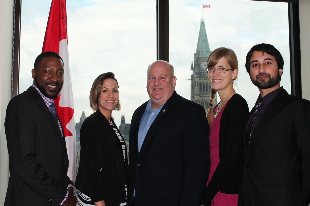 Great to have <a href="/4mycanada/">4MYCanada Tweets</a> in my office to discuss their love for Canada! Thanks to <a href="/Faytene/">Faytene Grasseschi</a> and her team Nina Cox! <a href="/LakemountWC/">LakemountWC</a>