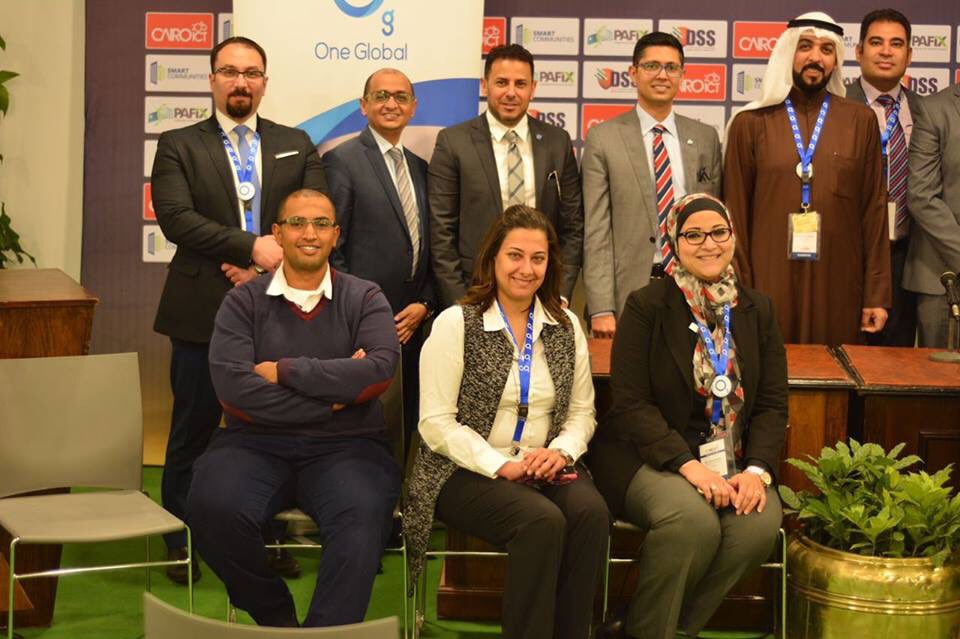 Tadhamonbank's tweet photo. صور جماعية بعد انتهاء المؤتمر الصحفي لفريق وان جلوبل وبنك التضامن الاسلامي الدولي.
#Mahfathati #OneGlobal #CairoICT2016 #TadhamonBank https://t.co/FNXxCuqgyN