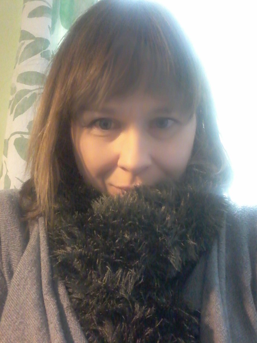 30daysofselfies's tweet photo. .@GaffProductions' day 29: "cant get warm today... 2 jumpers &amp; a scarf &amp; hot tea with sage honey"
#30daysofselfies #doitforyourselfie https://t.co/6Irq9z3q2K