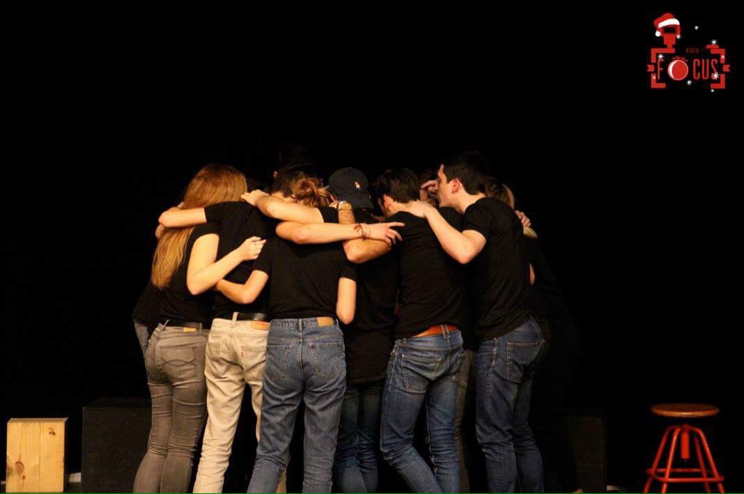 FocusESCE's tweet photo. La Réplique a fait vibrer la scène du théâtre des Feux de la Rampe, humour était au rdv ! 🎭🙌🏻 #stayfocus pour les photos ! #vieassoesce https://t.co/JLhlafevca