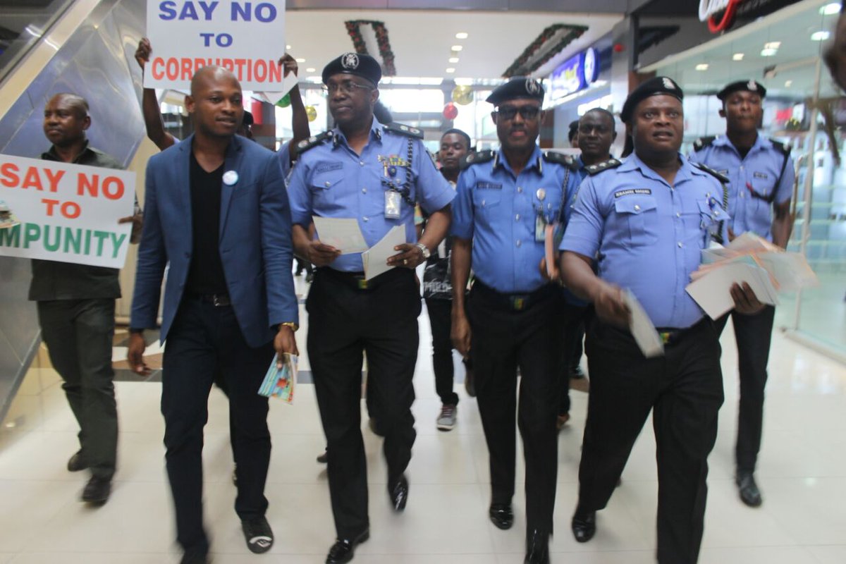 PoliceNG_Rivers's tweet photo. Rivers Police Launch PCRRU Flyers/Jingles and the Change Begins With Me Campaign https://t.co/cJzXVwadiA @lindaikeji @NTANewsNow @peacetalk https://t.co/DcTUHh4sic