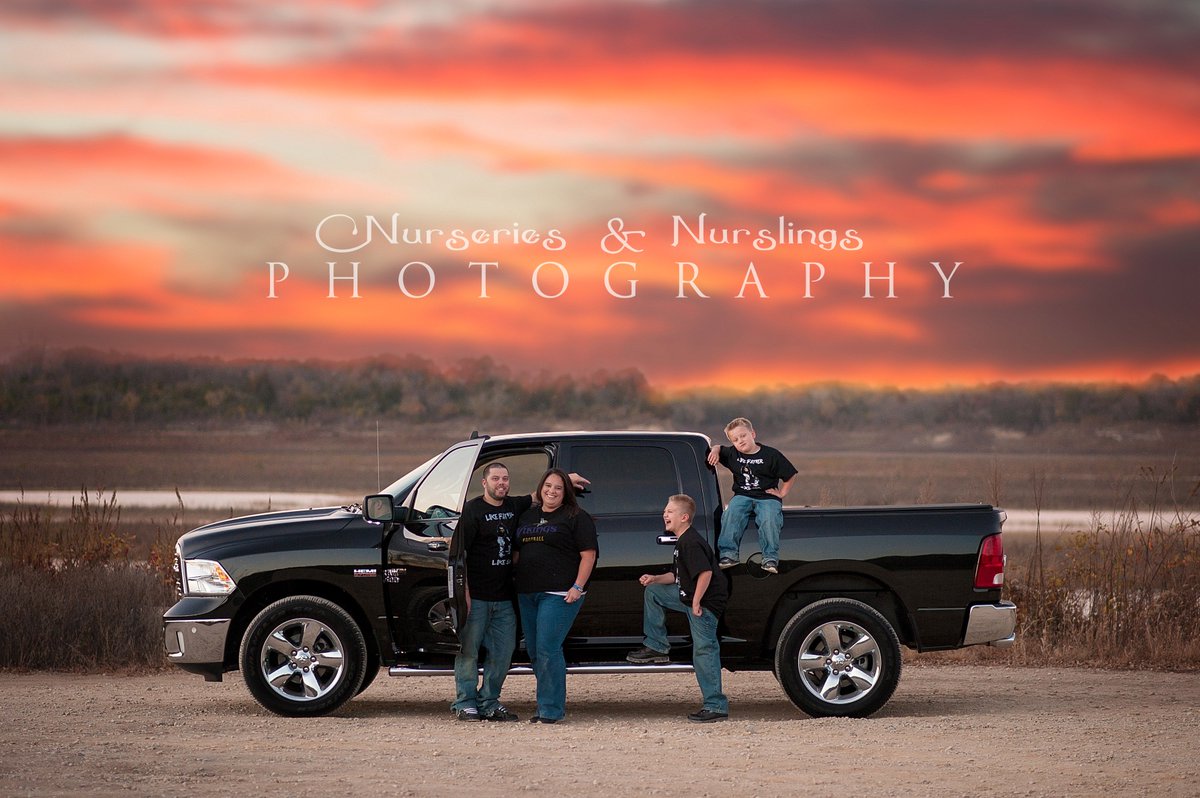 NurslingsPhotog's tweet photo. All you need is family and a truck.
#iowaphotographer #DesMoines #desmoinesphotographer #familyphotographer #sunset #childphotographer https://t.co/2Pq16MVbPR