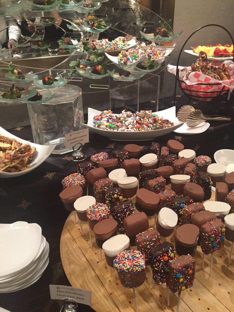 DearMarie101's tweet image. How will I make it through the day you ask?? 🙄😳#refreshmentbreak #royalsonesta #houston #yummy