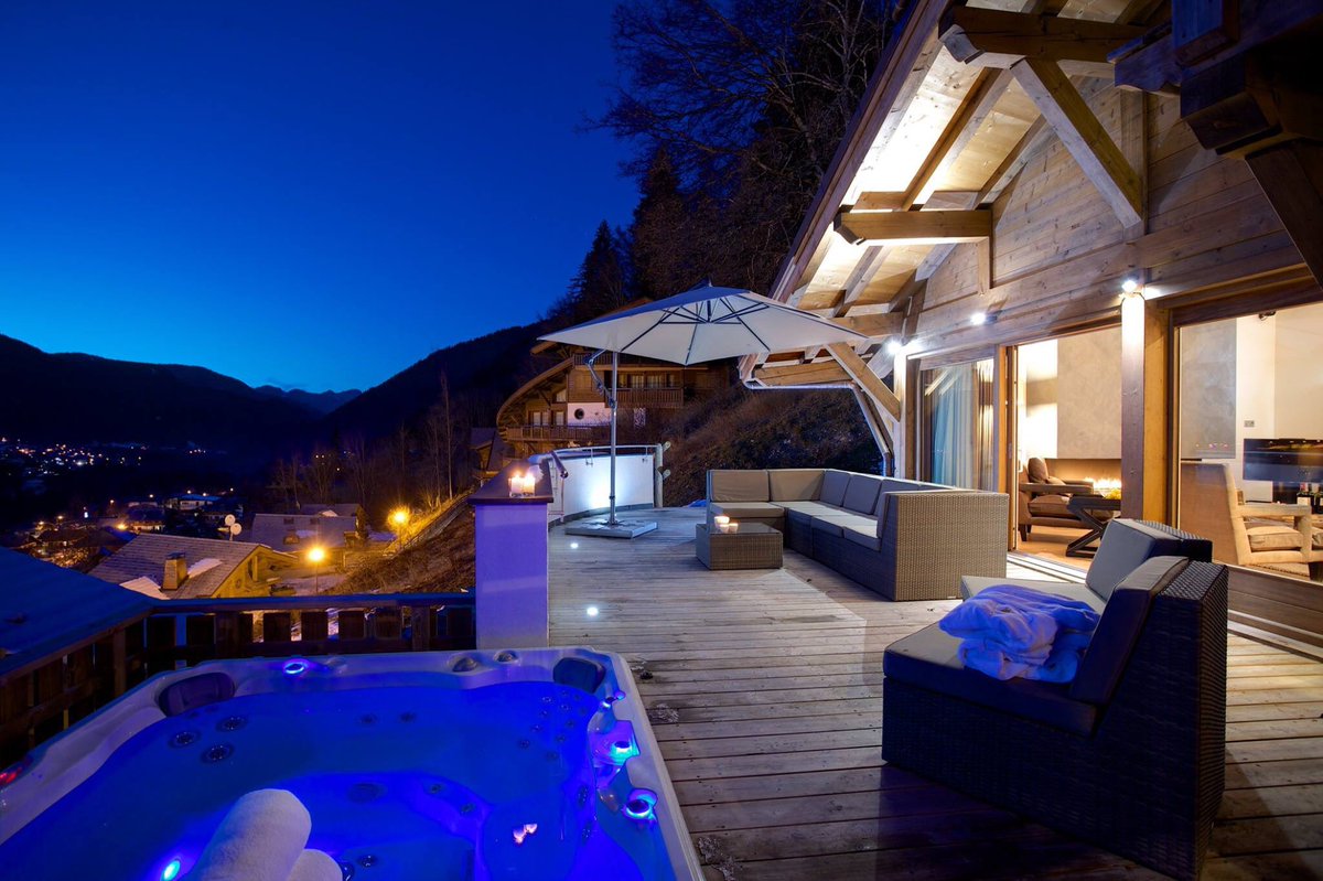 TGSki_Chalets's tweet photo. Chalet Bouquetin offers beautiful entertaining spaces both inside and out. Contact theteam@tgski.co.uk #tgski https://t.co/UbcQmEqli0