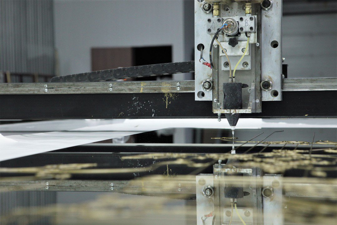 MIRROLLI's tweet image. Рисуем в мастерской MIRROLLI контур для будущего заливного витража〰〰〰 #MIRROLLI #витражиназаказ