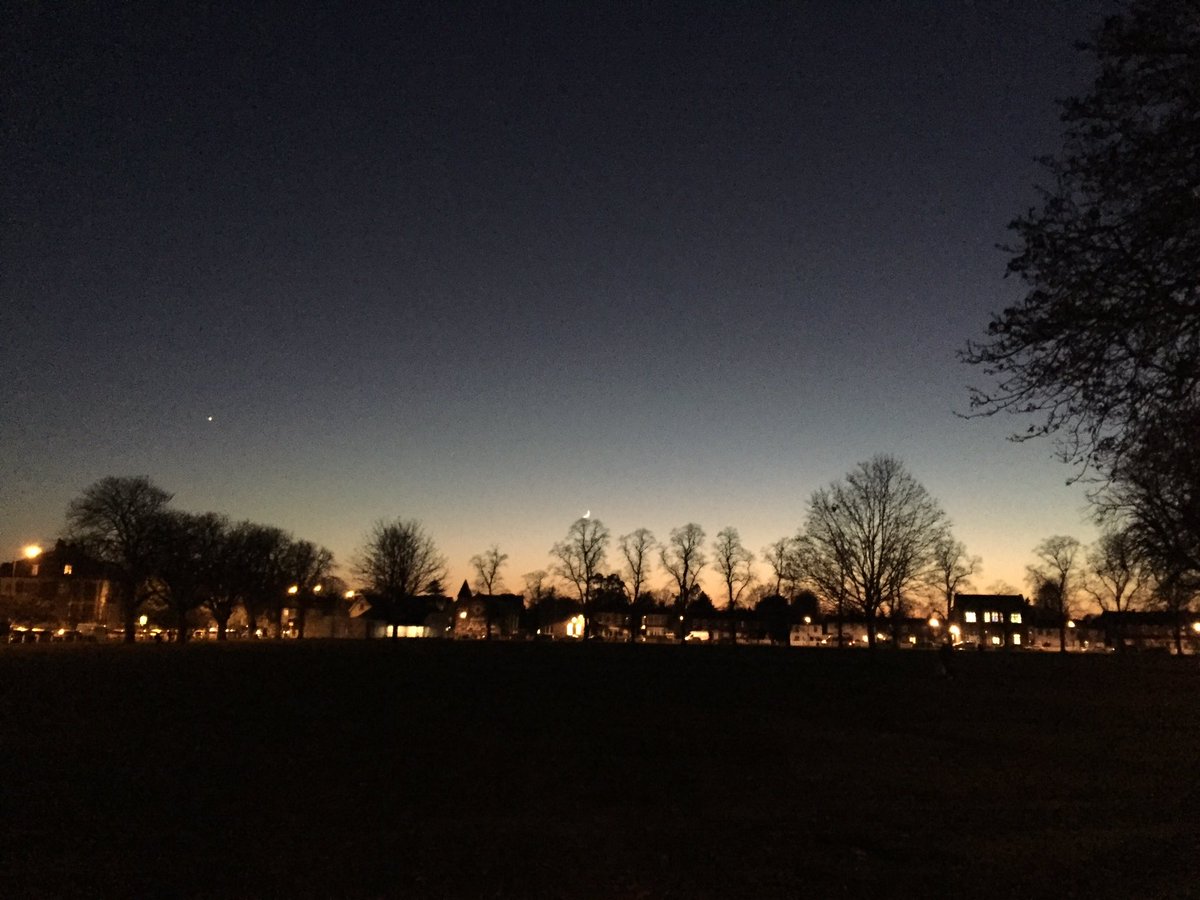 vanderhayes's tweet photo. Both ends of a stunning #Twicks day. #TW Green looking good in the chill #twickenham #winter βοΈπβοΈ https://t.co/qa8CCTryi2