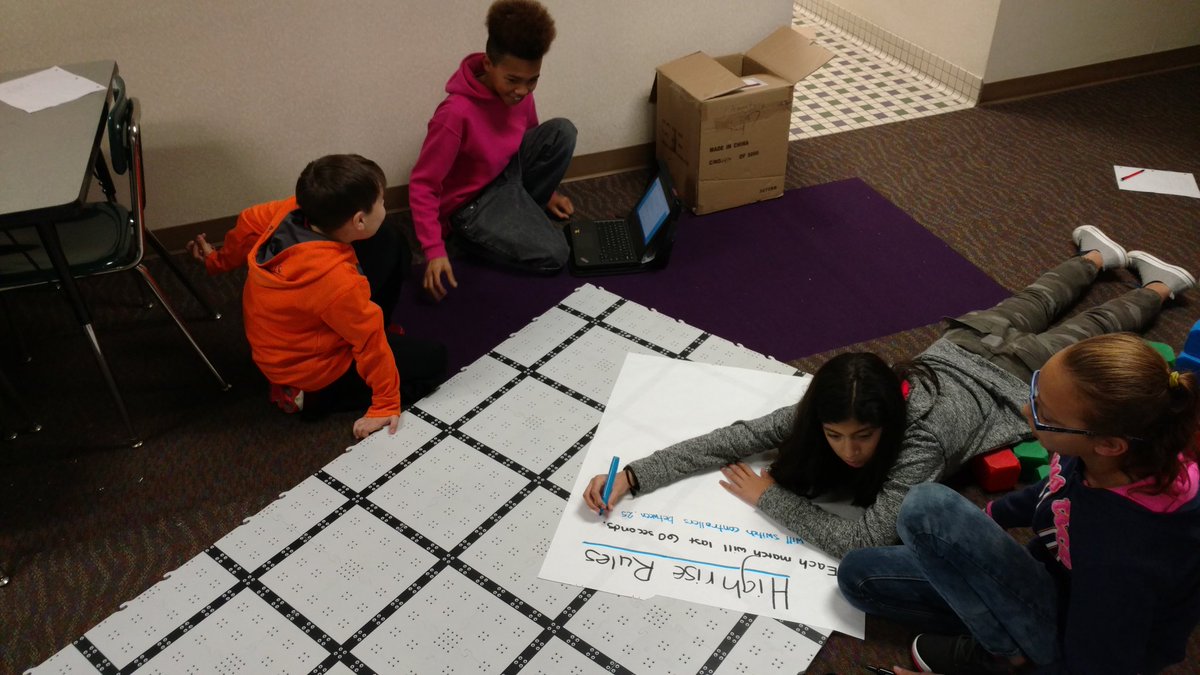 Gilliam2009's tweet photo. #sferobotics designing and planning their own Stargram event for 3rd and 4th graders #leaders @SFE_3820 @CochranM90 @MsSchulz2 https://t.co/X1Rg8VlKpi