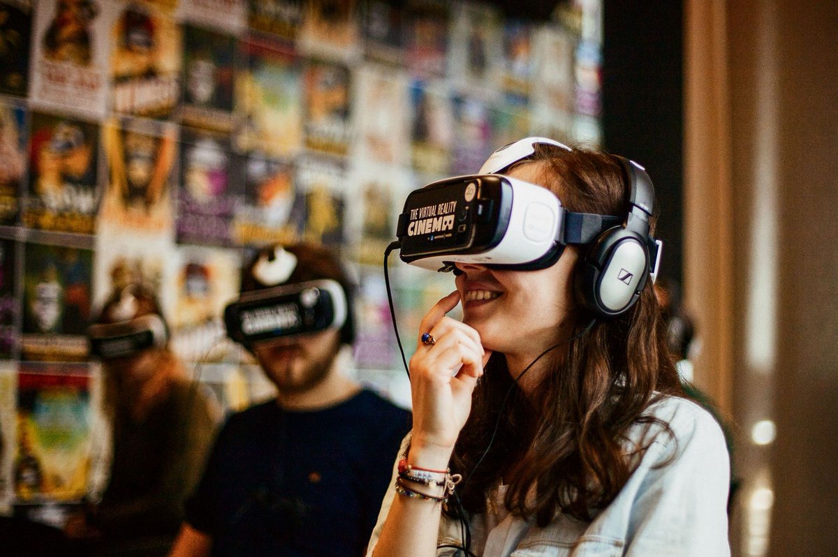 Het Nederlandse bedrijf &amp;Samhoud Media opent honderd VR-bioscopen in China. En dat is nog maar het begin nrc.nl/nieuws/2016/12…