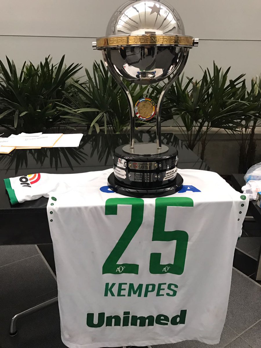 SantaFe's tweet photo. Santa Fe entregó hoy la réplica de la Copa Sudamericana 2015 a @ChapecoenseReal

Procuramos o mesmo sonho, esta taça é também de vocês 🏆🙏 https://t.co/8tDkQoNJU9