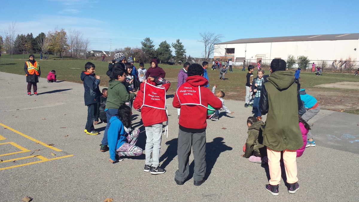 MsKFolo88's tweet photo. So proud of @burntelmps PALS leading great games @ recess. We all win when everyone plays together. Never a dull moment @ recess! #PALS https://t.co/ZsZNFcv4Z4