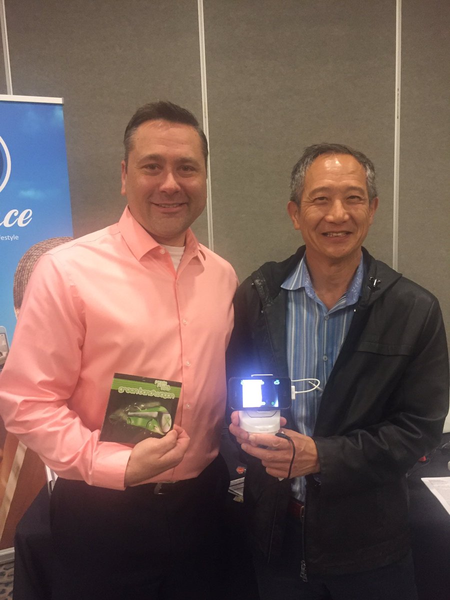 PeoplePowerCo's tweet photo. #TBT to @InformaPLC's #SmartHomeSummit last month where our CEO @GenePresence had the pleasure of meeting @palermo4! #Amazonecho @amazon https://t.co/Qiddhfg9FC