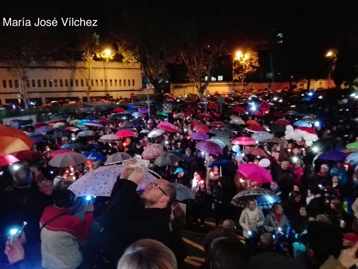 MAVillacreces's tweet photo. A pesar de la lluvia, masivo apoyo a la causa. Queda mucho por hacer pero gran logro lo del Materno! Bravo #Granada! #aquilino2hospitalesgr https://t.co/i1G1IJwwu0
