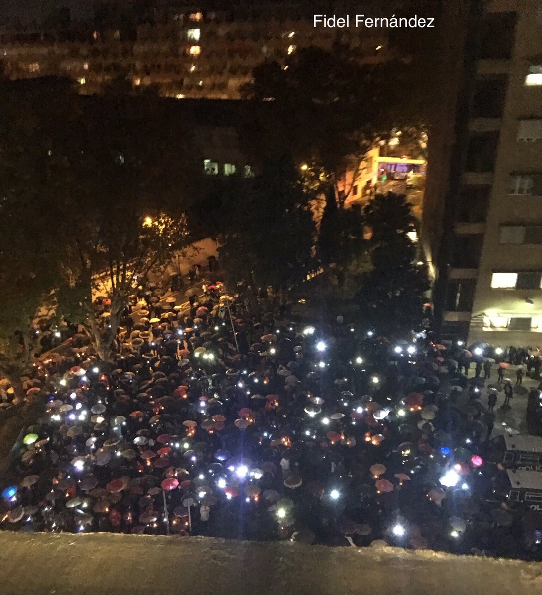 MAVillacreces's tweet photo. A pesar de la lluvia, masivo apoyo a la causa. Queda mucho por hacer pero gran logro lo del Materno! Bravo #Granada! #aquilino2hospitalesgr https://t.co/i1G1IJwwu0