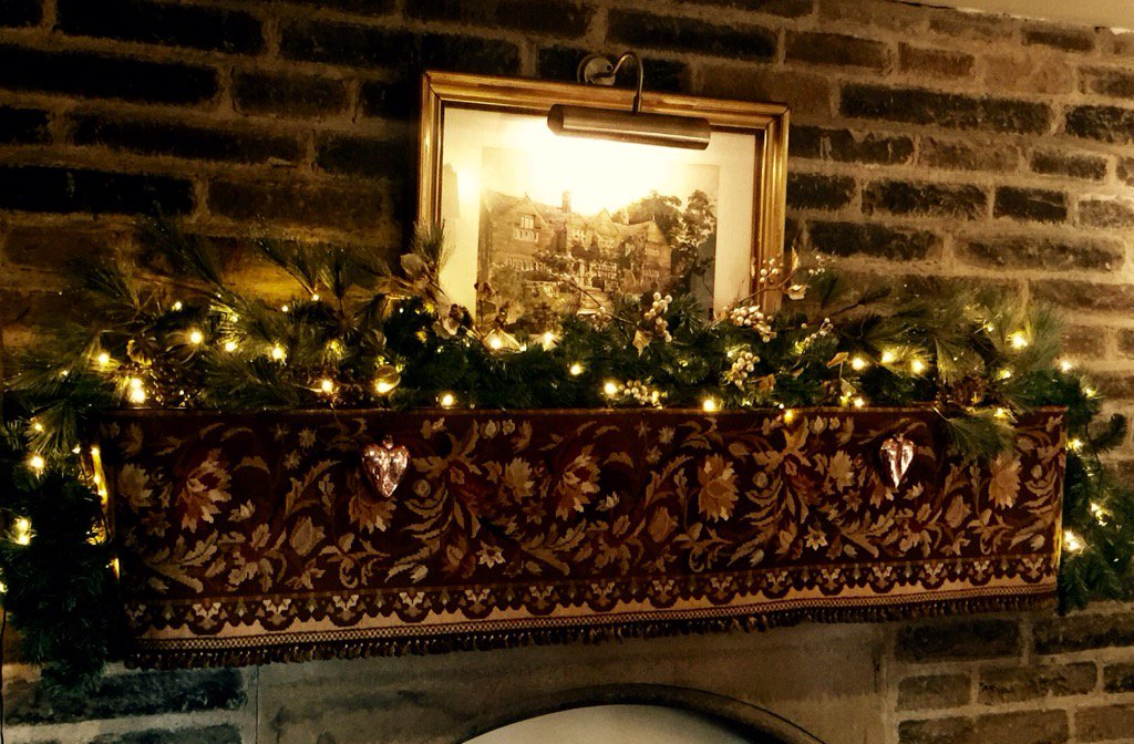 Golden glow in reception #christmasdelights #dressthehalls