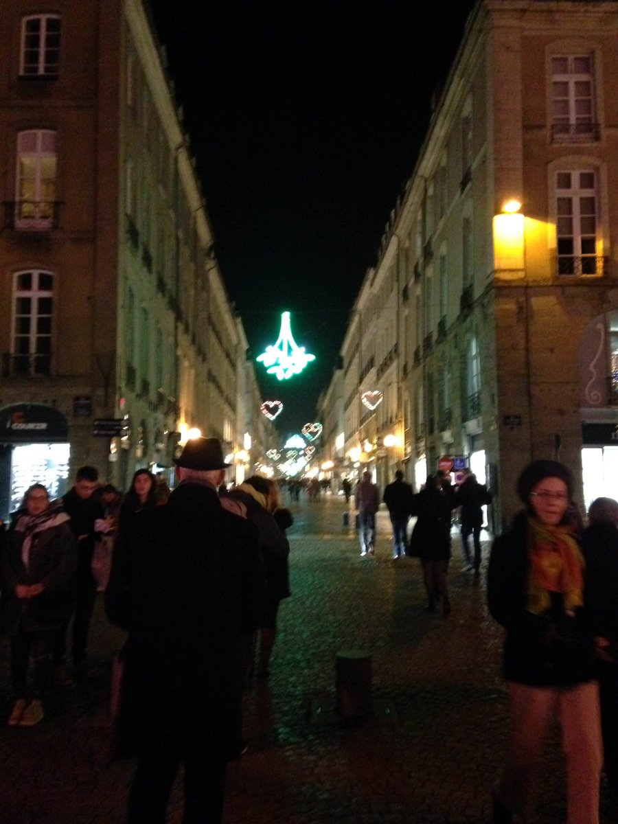 metropolerennes's tweet photo. Top départ des illuminations de #Rennes par @nathalieappere #sousleguiemballonsnous #douceur #féerie jusqu'au 1er janv. https://t.co/tPY8hpG4gT