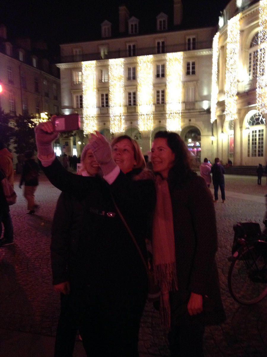 metropolerennes's tweet photo. Top départ des illuminations de #Rennes par @nathalieappere #sousleguiemballonsnous #douceur #féerie jusqu'au 1er janv. https://t.co/tPY8hpG4gT