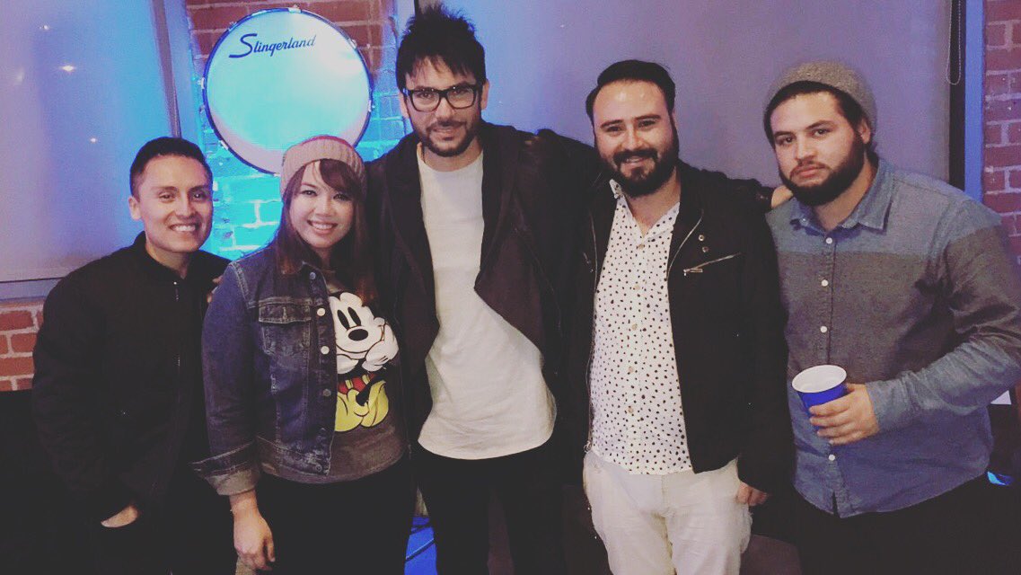 theroarr's tweet photo. Fue un honor encontrarnos con @iambetocuevas ayer en el show de @los_hollywood  gracias @Afonico  por la invitacion!! 😊🤘 https://t.co/SWKsEwvUy5