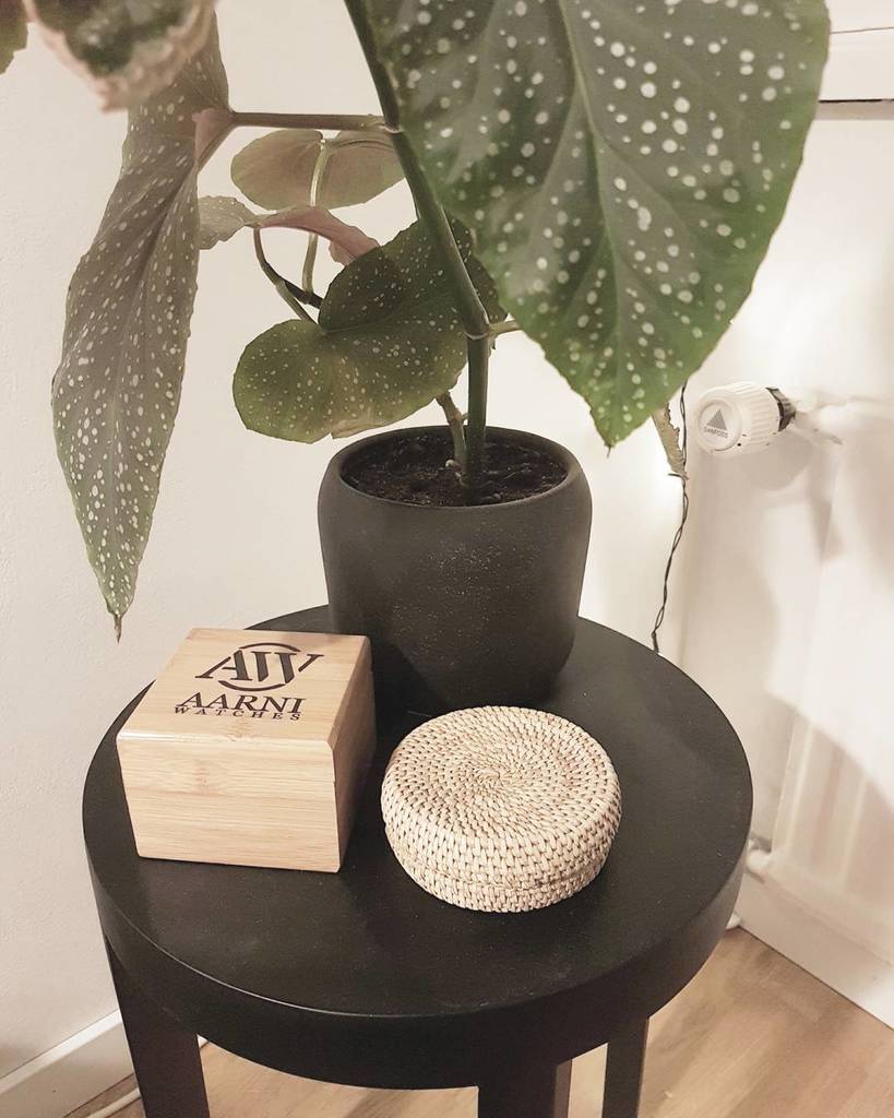 Loytoblogi's tweet image. Enkelinsiiven alla. #aarnidesign #aarni #woodenwatch #onmytable #boxes #myhomeview #evenin… ift.tt/2gQiG2a