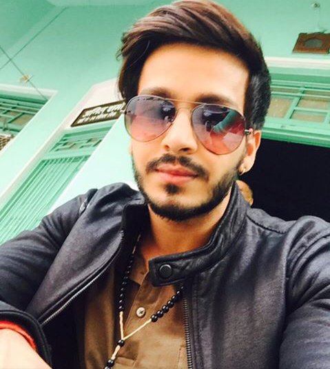 ParamBhatia_FC's tweet photo. Ain't he a HOT MESS!?
RANGEELA ( @8paramsingh) is all set to NAIL! ๐
So get ready coz #GhulaamIsHere โค
#HailParam ๐ https://t.co/GS7lsy4ioQ