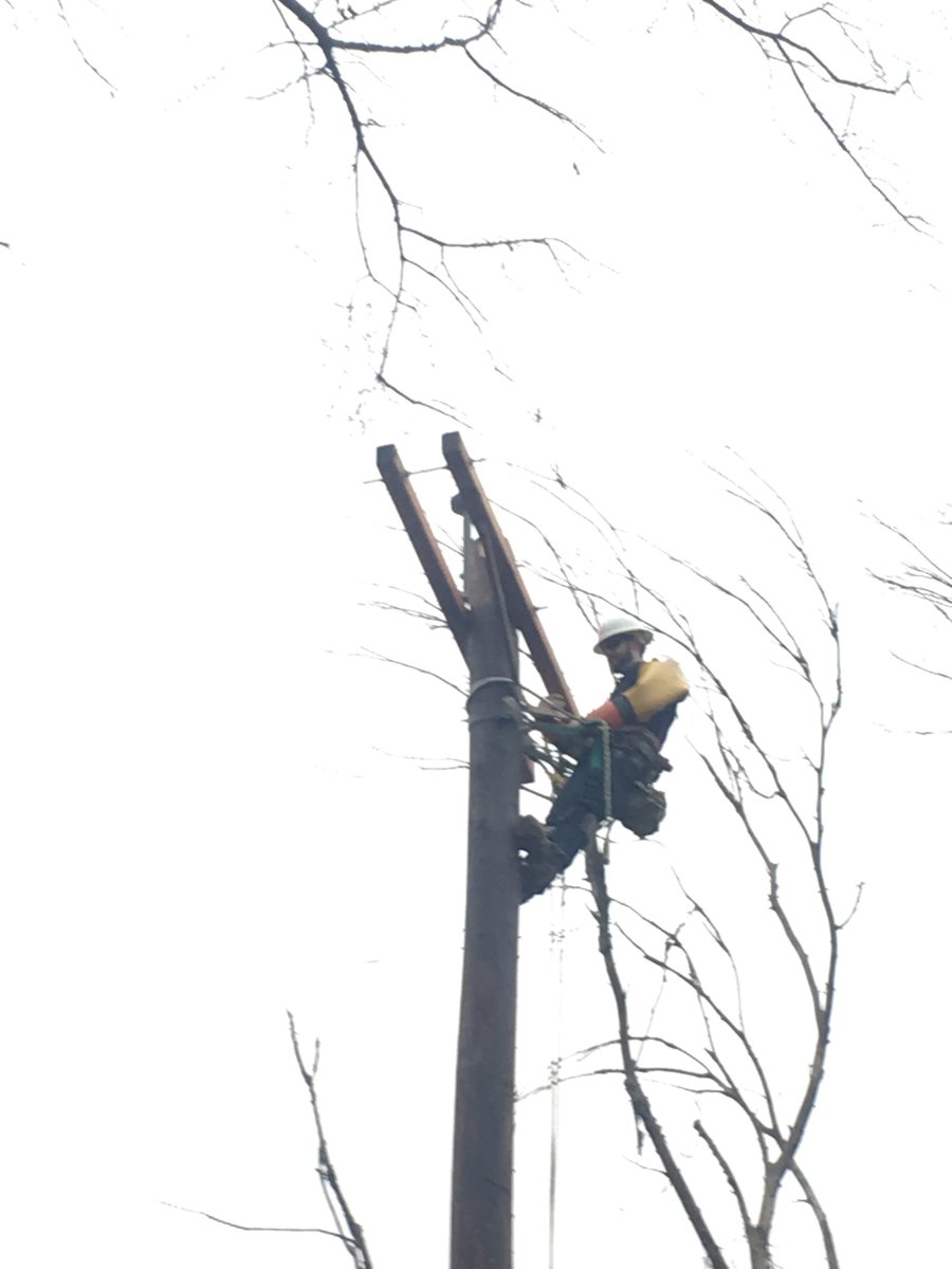 addisonistough's tweet photo. Put some upstrain rollers on this 45' today for a reconductor job with my foreman #linework #reconductor https://t.co/E7Rvq51BQS