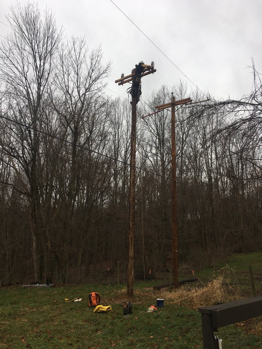 addisonistough's tweet photo. Put some upstrain rollers on this 45' today for a reconductor job with my foreman #linework #reconductor https://t.co/E7Rvq51BQS
