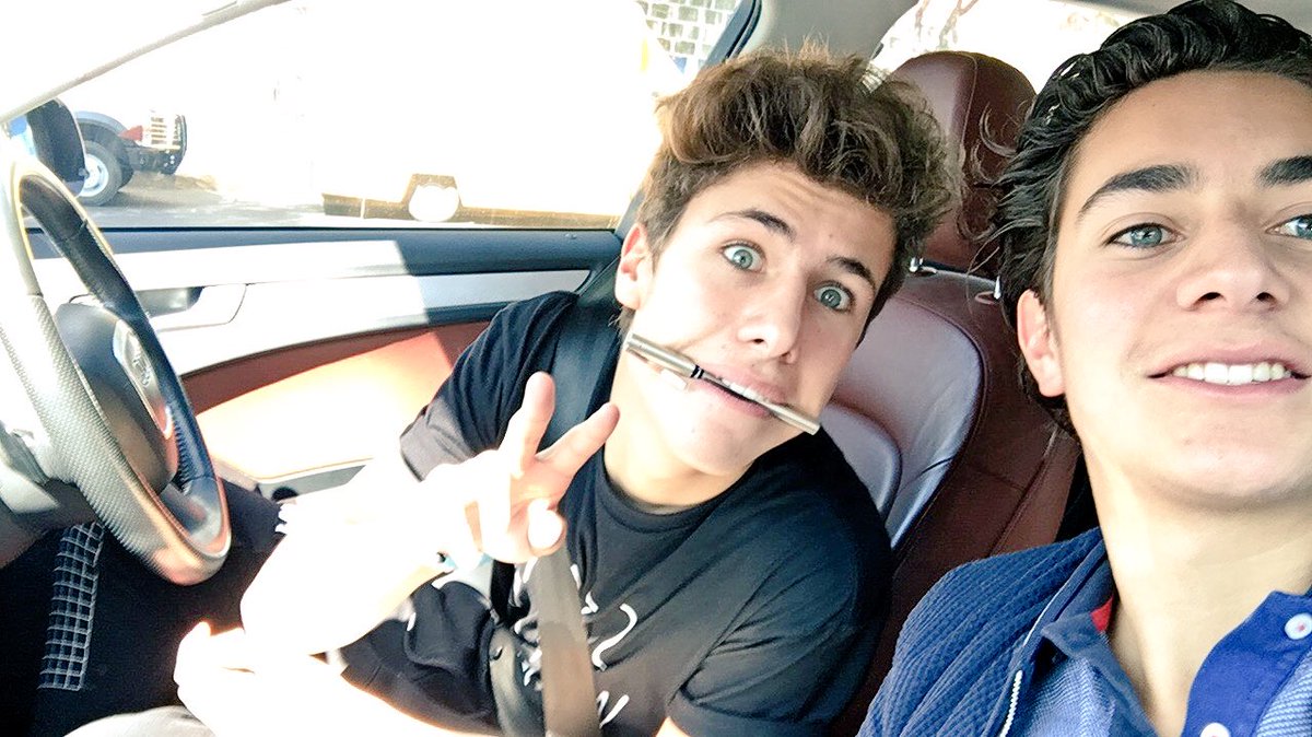 andymtzurita's tweet photo. A tomar fotitos con el chango! @ElJuanpaZurita https://t.co/15RblbmEBO